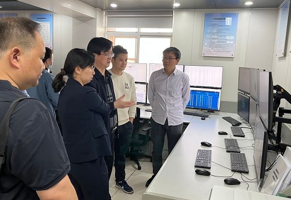 余書明（右三）一行在廣東省地震預警中心檢查