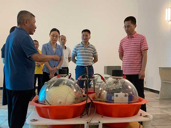 孫佩卿（右一）一行在肇慶地磁臺調(diào)研